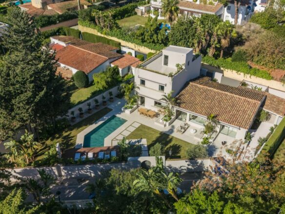For sale – Marbella – Beachside Villa – Turnkey -Balinese-style pool 🏝️