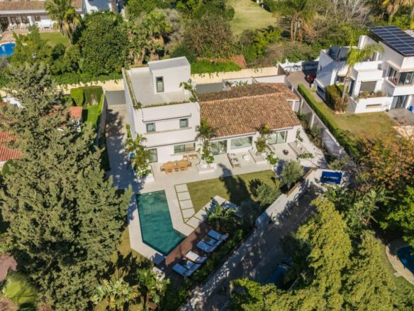 For sale – Marbella – Beachside Villa – Turnkey -Balinese-style pool 🏝️