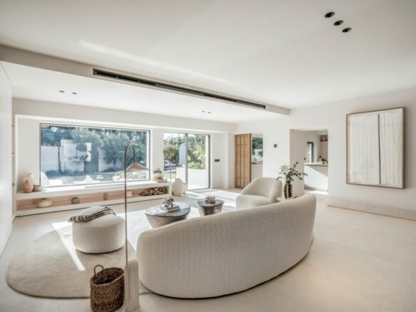 For sale – Marbella – Beachside Villa – Turnkey -Balinese-style pool 🏝️
