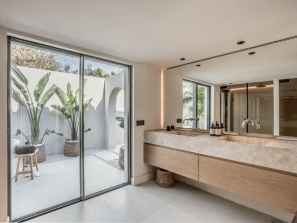 For sale – Marbella – Beachside Villa – Turnkey -Balinese-style pool 🏝️