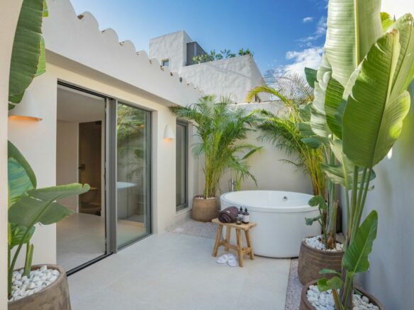 For sale – Marbella – Beachside Villa – Turnkey -Balinese-style pool 🏝️