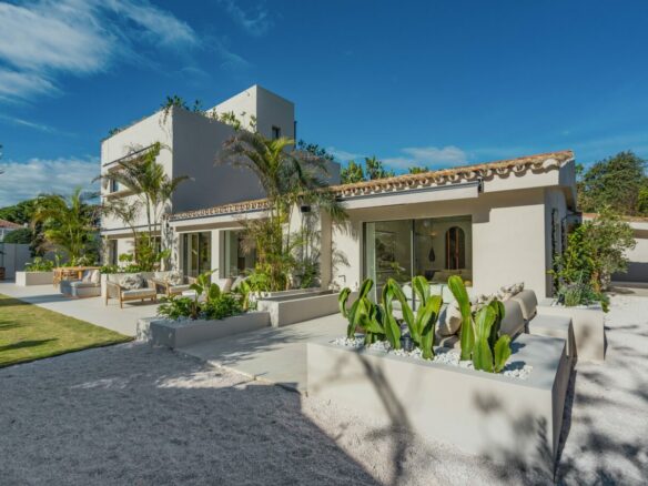 For sale – Marbella – Beachside Villa – Turnkey -Balinese-style pool 🏝️