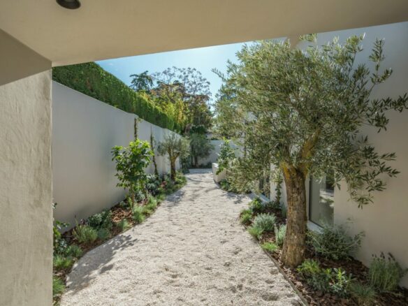 For sale – Marbella – Beachside Villa – Turnkey -Balinese-style pool 🏝️