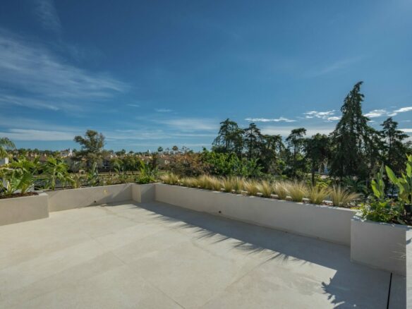For sale – Marbella – Beachside Villa – Turnkey -Balinese-style pool 🏝️