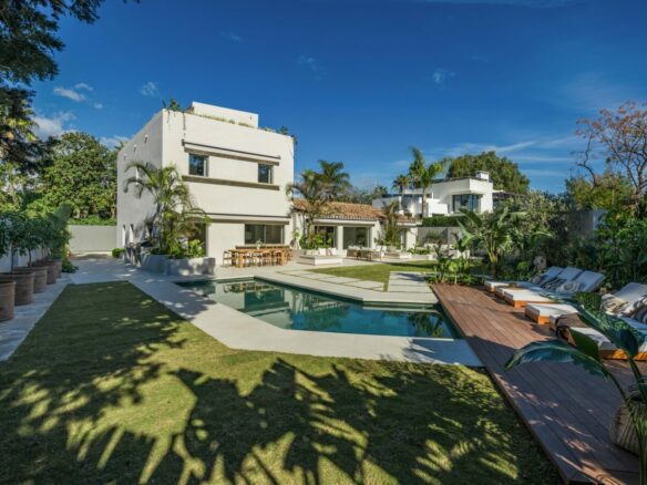 For sale – Marbella – Beachside Villa – Turnkey -Balinese-style pool 🏝️