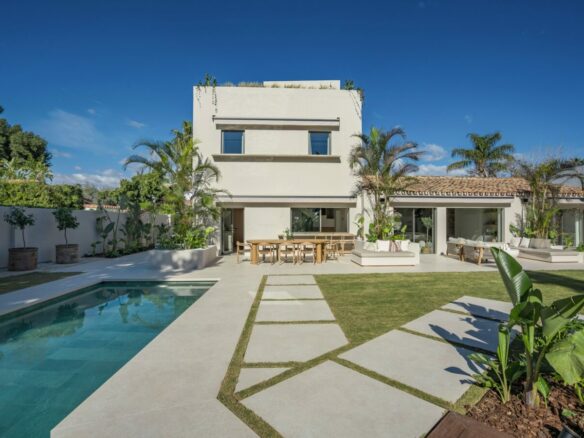 For sale – Marbella – Beachside Villa – Turnkey -Balinese-style pool 🏝️