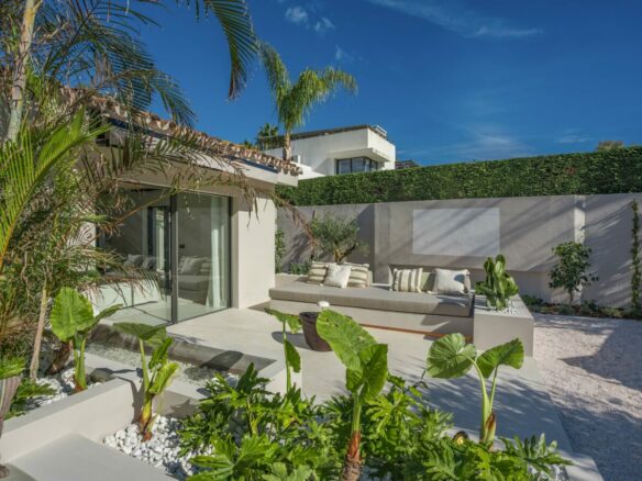 For sale – Marbella – Beachside Villa – Turnkey -Balinese-style pool 🏝️