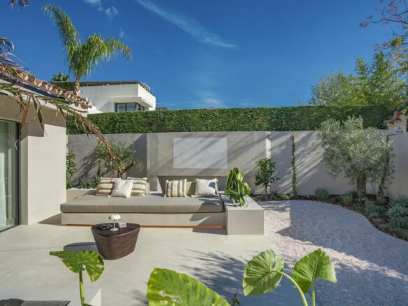 For sale – Marbella – Beachside Villa – Turnkey -Balinese-style pool 🏝️