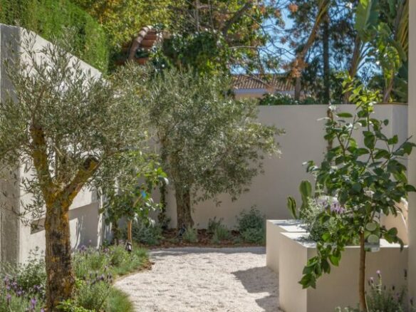 For sale – Marbella – Beachside Villa – Turnkey -Balinese-style pool 🏝️