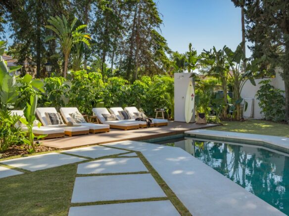 For sale – Marbella – Beachside Villa – Turnkey -Balinese-style pool 🏝️