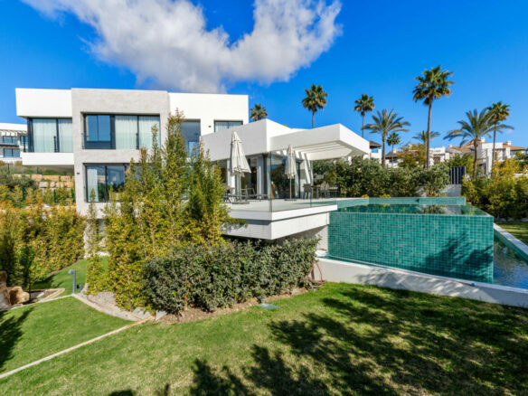 SOLD – Benahavís – Modern 4B Villa 🏔️✨ Gated – Seaviews