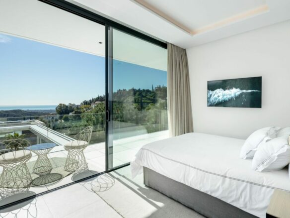 🌟 For Sale – El Madroñal Modern 8B Turnkey Villa 🌟 Sea views – Gated 