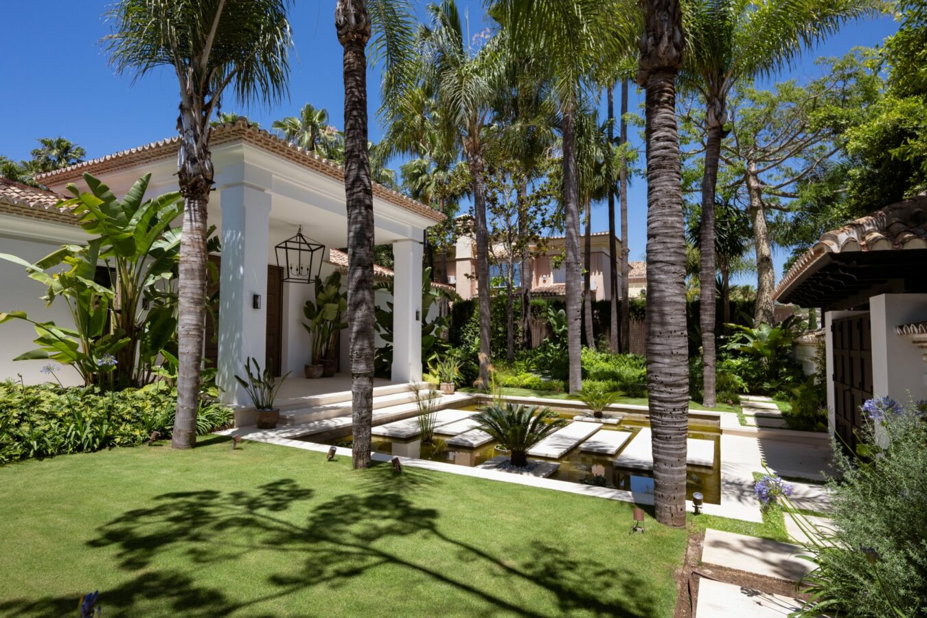 🔥 For Sale | 🌴 Turnkey 6-Bedroom Quality Mansion with Beach Club in Nueva Andalucía, Marbella 🏡🌟