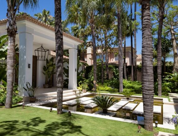 🔥 For Sale | 🌴 Turnkey 6-Bedroom Quality Mansion with Beach Club in Nueva Andalucía, Marbella 🏡🌟