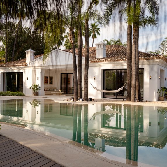 🔥 For Sale | 🌴 Turnkey 6-Bedroom Quality Mansion with Beach Club in Nueva Andalucía, Marbella 🏡🌟
