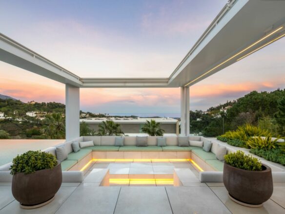 🌟 For Sale – El Madroñal Modern 8B Turnkey Villa 🌟 Sea views – Gated 