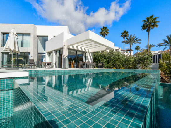 SOLD – Benahavís – Modern 4B Villa 🏔️✨ Gated – Seaviews