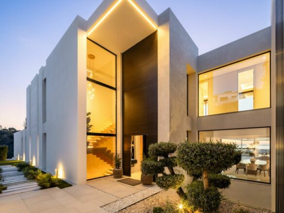 🌟 For Sale – El Madroñal Modern 8B Turnkey Villa 🌟 Sea views – Gated 