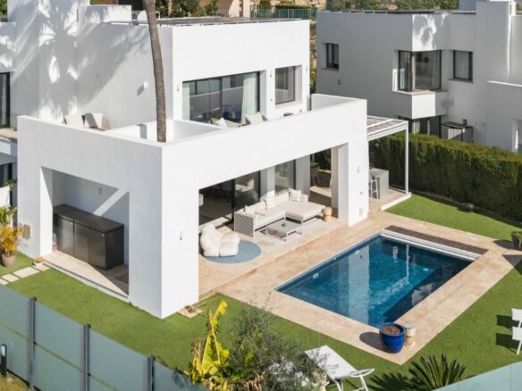 For sale 🌴 – EXQUISITE MODERN VILLA IN GATED COMMUNITY WITH PANORAMIC SEA VIEWS 🌊🌴