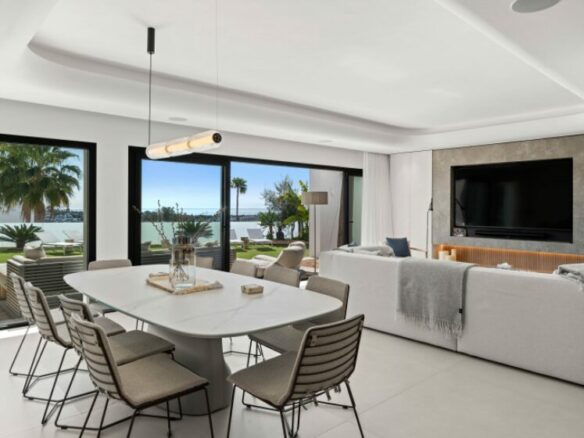 For sale 🌴 – EXQUISITE MODERN VILLA IN GATED COMMUNITY WITH PANORAMIC SEA VIEWS 🌊🌴