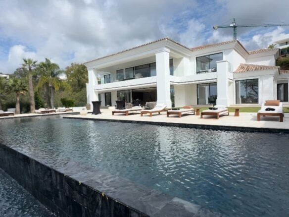 For Sale  💎 Ultra-Luxury 7B Modern Mansion in La Quinta, Benahavís | Sea 🌊 & Golf ⛳️ Views