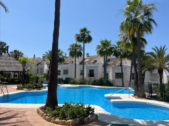🌟 STUNNING CORNER TOWNHOUSE FOR SALE 🌟 📍 ALTOS DE PUENTE ROMANO, Marbella