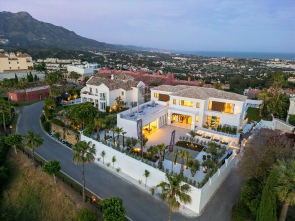Turnkey 🌟 Hilltop 7B Mansion for Sale Ronda Road –  Benahavís