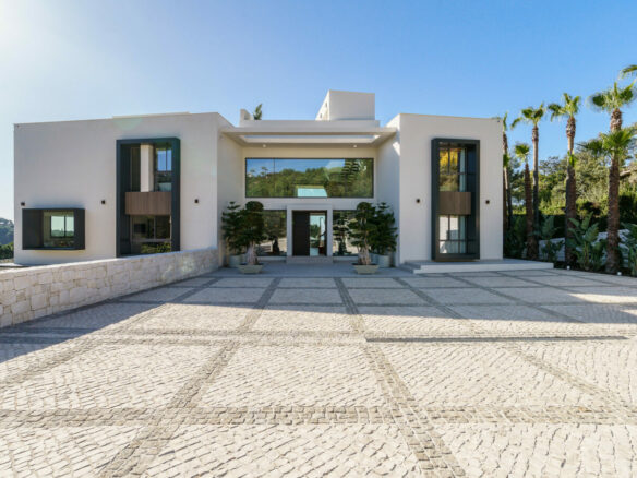 For sale 💰 Modern Villa  with Panoramic Views in La Zagaleta, Benahavis 🌟