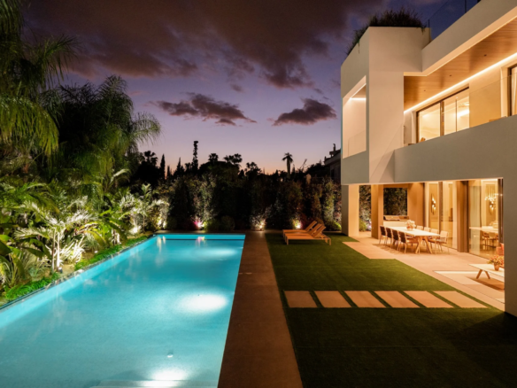 🌟 For Sale 🌟 Exclusive 5-Bedroom Fully Automated Villa in Marbella’s Golden Mile 🏖️🌴
