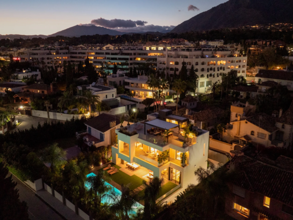 🌟 For Sale 🌟 Exclusive 5-Bedroom Fully Automated Villa in Marbella’s Golden Mile 🏖️🌴