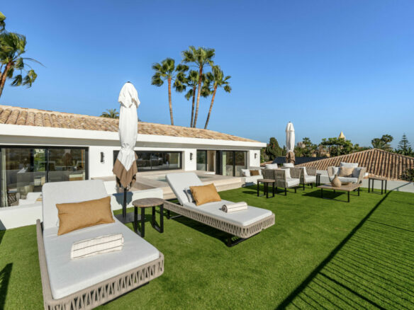🏡 For Sale: Turnkey 6B 🛏️ Luxury Villa in Aloha 🌿🌅