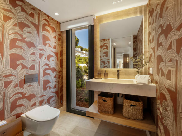🏡 For Sale: Turnkey 6B 🛏️ Luxury Villa in Aloha 🌿🌅
