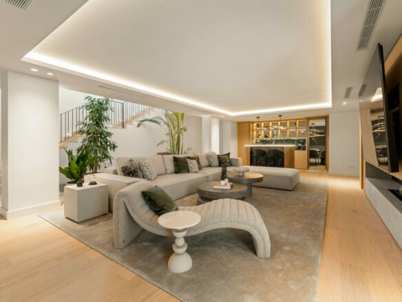 🏡 For Sale: Turnkey 6B 🛏️ Luxury Villa in Aloha 🌿🌅