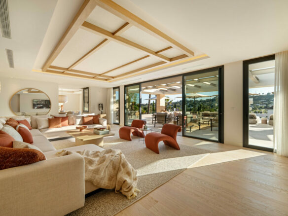 🏡 For Sale: Turnkey 6B 🛏️ Luxury Villa in Aloha 🌿🌅