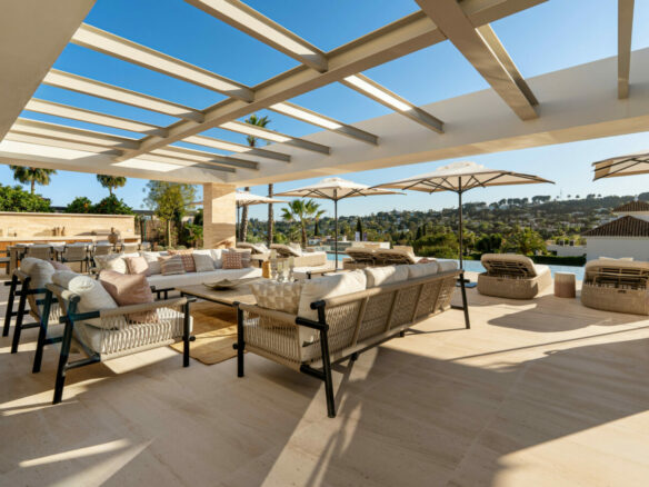 🏡 For Sale: Turnkey 6B 🛏️ Luxury Villa in Aloha 🌿🌅