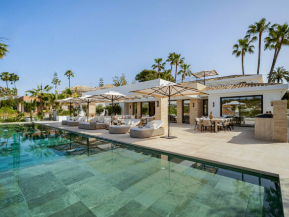 🏡 For Sale: Turnkey 6B 🛏️ Luxury Villa in Aloha 🌿🌅