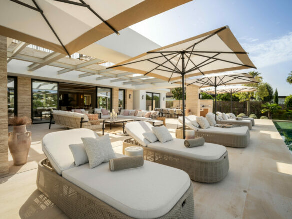🏡 For Sale: Turnkey 6B 🛏️ Luxury Villa in Aloha 🌿🌅
