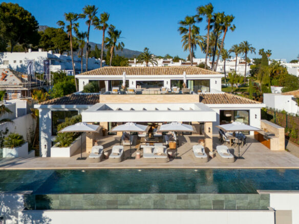 🏡 For Sale: Turnkey 6B 🛏️ Luxury Villa in Aloha 🌿🌅