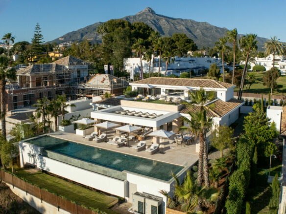 🏡 For Sale: Turnkey 6B 🛏️ Luxury Villa in Aloha 🌿🌅
