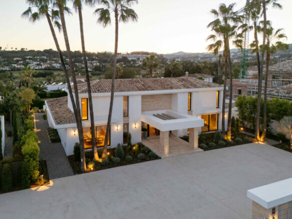 🏡 For Sale: Turnkey 6B 🛏️ Luxury Villa in Aloha 🌿🌅