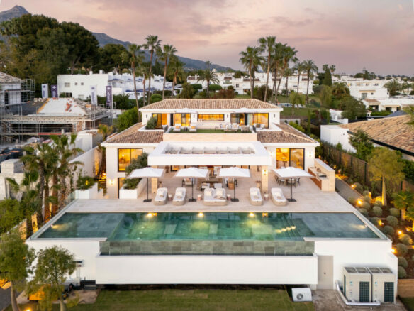 🏡 For Sale: Turnkey 6B 🛏️ Luxury Villa in Aloha 🌿🌅