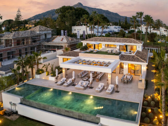 🏡 For Sale: Turnkey 6B 🛏️ Luxury Villa in Aloha 🌿🌅