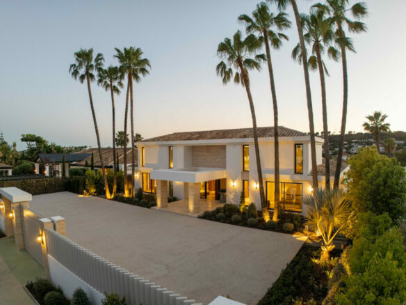 🏡 For Sale: Turnkey 6B 🛏️ Luxury Villa in Aloha 🌿🌅