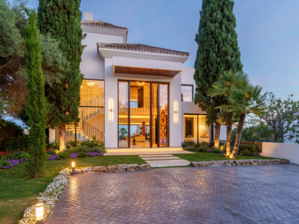 FOR SALE – Sophisticated Villa Overlooking Los Naranjos Golf 🌳
