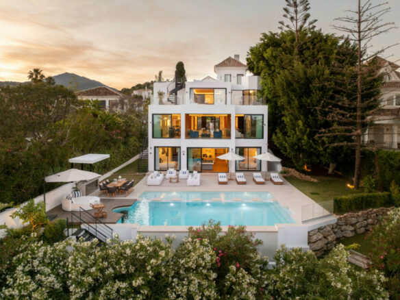 FOR SALE – Sophisticated Villa Overlooking Los Naranjos Golf 🌳