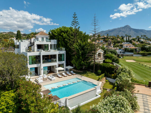 FOR SALE – Sophisticated Villa Overlooking Los Naranjos Golf 🌳