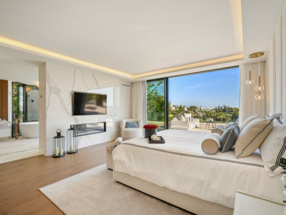FOR SALE – Sophisticated Villa Overlooking Los Naranjos Golf 🌳