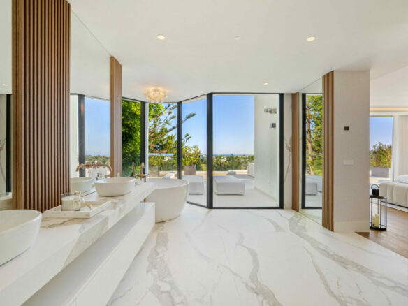 FOR SALE – Sophisticated Villa Overlooking Los Naranjos Golf 🌳