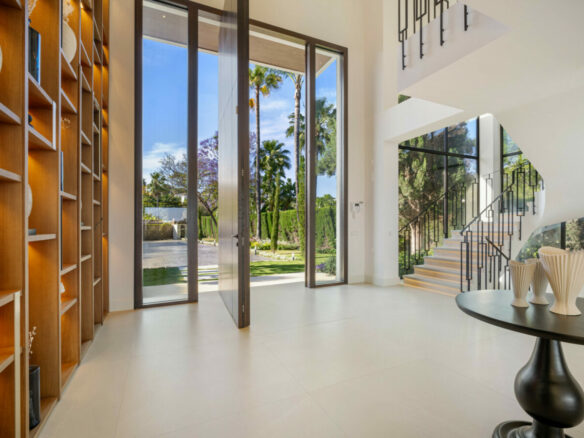 FOR SALE – Sophisticated Villa Overlooking Los Naranjos Golf 🌳