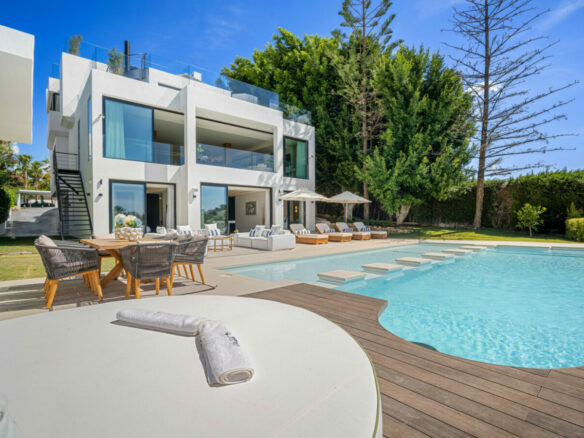 FOR SALE – Sophisticated Villa Overlooking Los Naranjos Golf 🌳